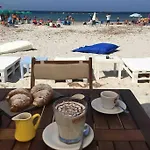 Sun & Sea - Spacious 2 Bedroom 150m Beach, Terrace, Ac, Wifi, Sleeps 6 דירה