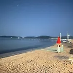 Sun & Sea - Spacious 2 Bedroom 150m Beach, Terrace, Ac, Wifi, Sleeps 6 Appartamento *