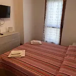 Sun & Sea - Spacious 2 Bedroom 150m Beach, Terrace, Ac, Wifi, Sleeps 6 *