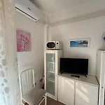 Sun & Sea - Spacious 2 Bedroom 150m Beach, Terrace, Ac, Wifi, Sleeps 6 דירה *