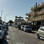 Sun & Sea - Spacious 2 Bedroom 150m Beach, Terrace, Ac, Wifi, Sleeps 6 Appartamento