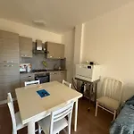 Sun & Sea - Spacious 2 Bedroom 150m Beach, Terrace, Ac, Wifi, Sleeps 6 דירה