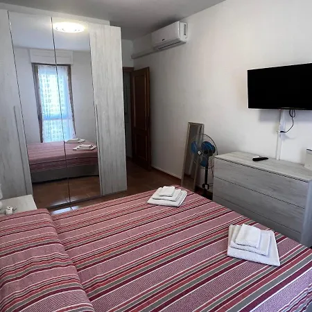 Sun & Sea - Spacious 2 Bedroom 150m Beach, Terrace, Ac, Wifi, Sleeps 6 *
