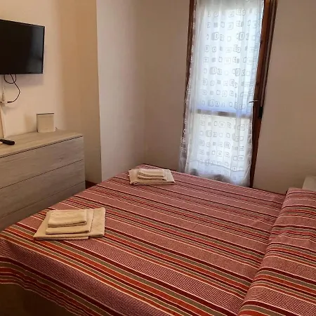Sun & Sea - Spacious 2 Bedroom 150m Beach, Terrace, Ac, Wifi, Sleeps 6 *