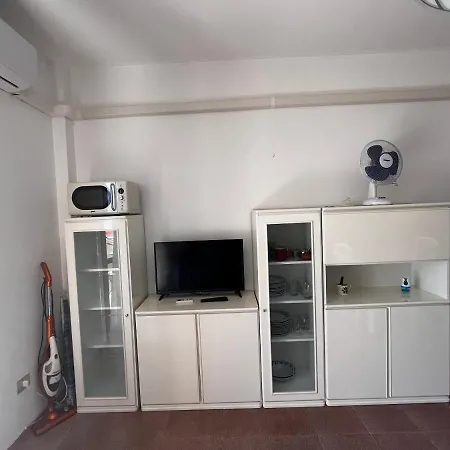 Sun & Sea - Spacious 2 Bedroom 150m Beach, Terrace, Ac, Wifi, Sleeps 6 *