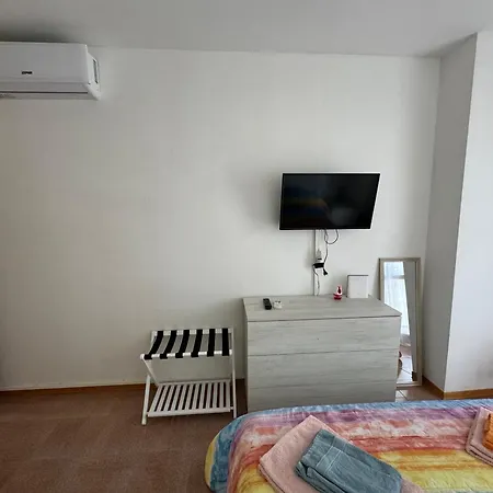 Appartamento Sun & Sea - Spacious 2 Bedroom 150m Beach, Terrace, Ac, Wifi, Sleeps 6 *