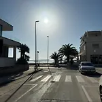 Sun & Sea - Spacious 2 Bedroom 150m Beach, Terrace, Ac, Wifi, Sleeps 6 Διαμέρισμα