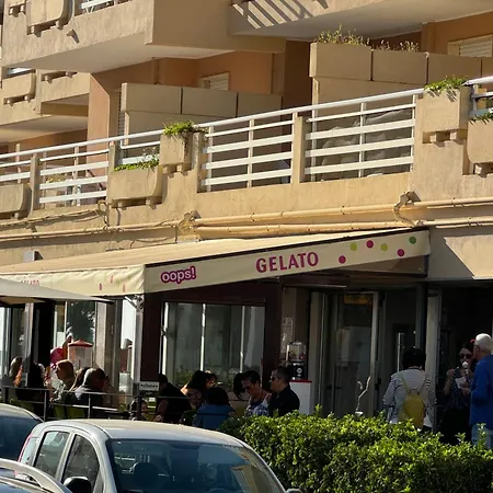Sun & Sea - Spacious 2 Bedroom 150m Beach, Terrace, Ac, Wifi, Sleeps 6 *