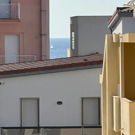 Sun & Sea - Spacious 2 Bedroom 150m Beach, Terrace, Ac, Wifi, Sleeps 6 Apartmán *